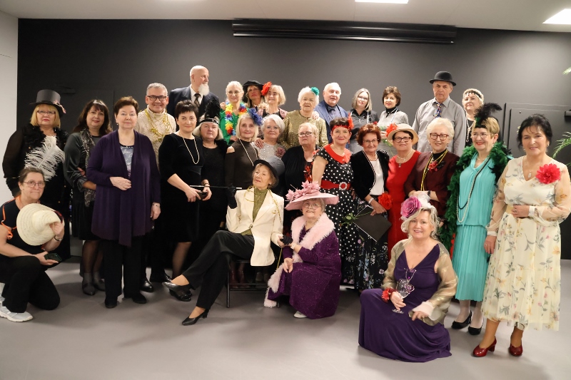 Widowisko performance w wykonaniu „Kolorowego Teamu UTW Reda”